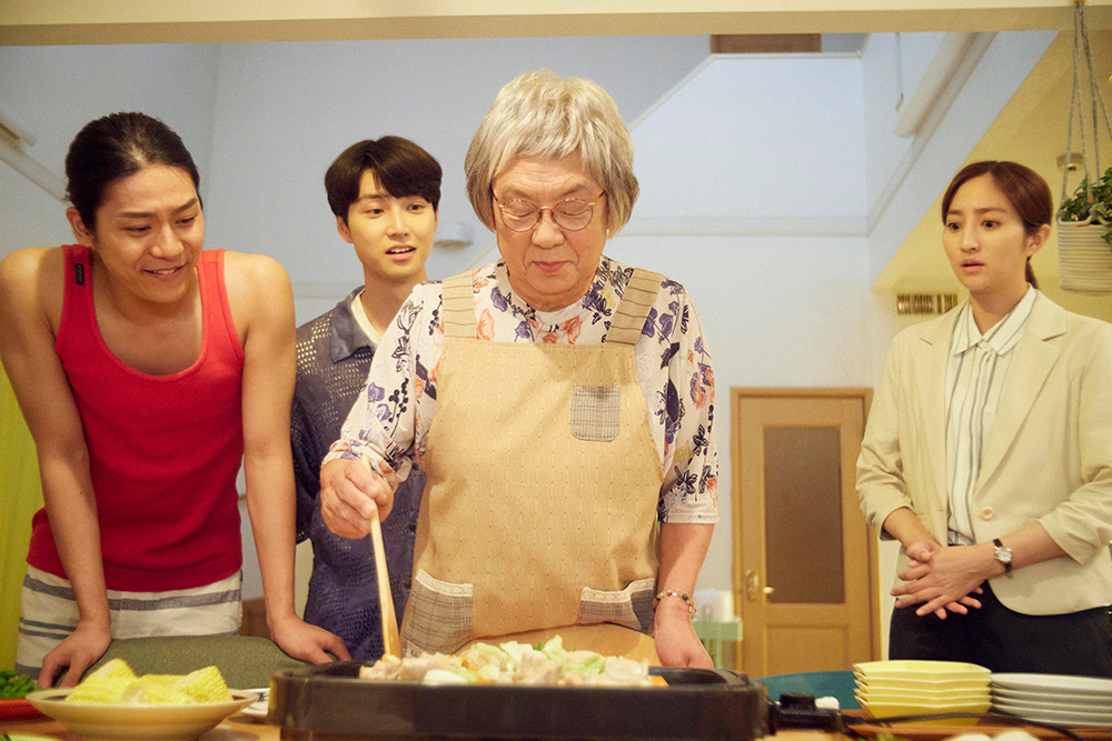 左から 轟大輔（長田光平） パク（絃瀬聡一） 日向松子（梅沢富美男）森野礼（堀田茜）