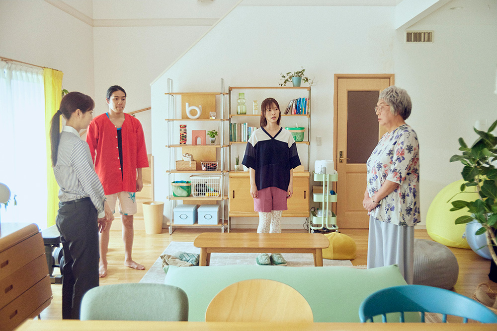 左から 森野礼（堀田茜） 轟大輔（長田光平）花村すみれ（朝日奈央）日向松子（梅沢富美男）