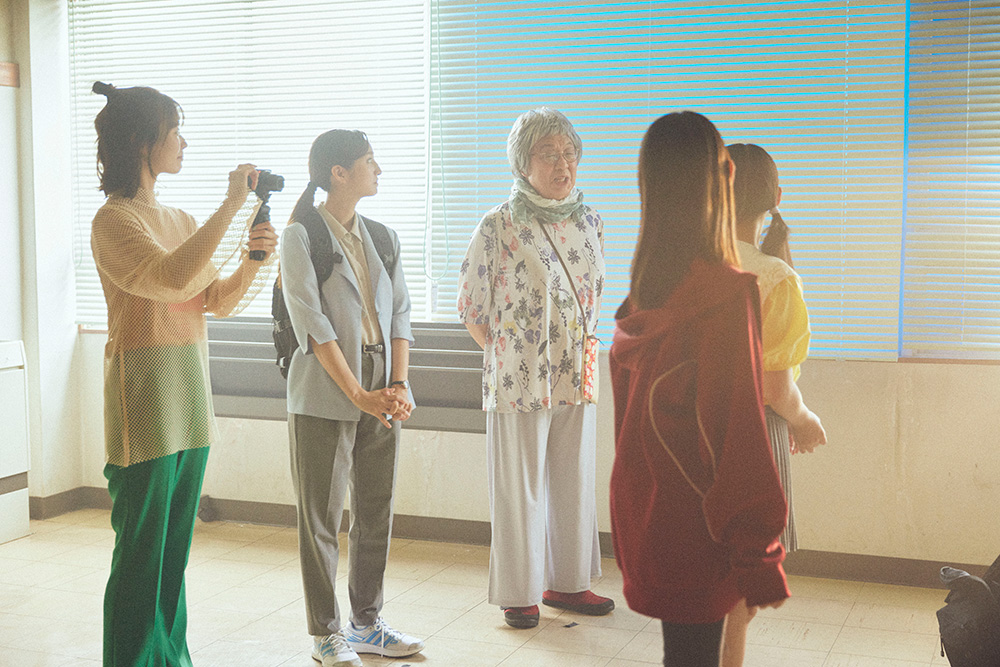 左から 花村すみれ（朝日奈央）森野礼（堀田茜）日向松子（梅沢富美男）