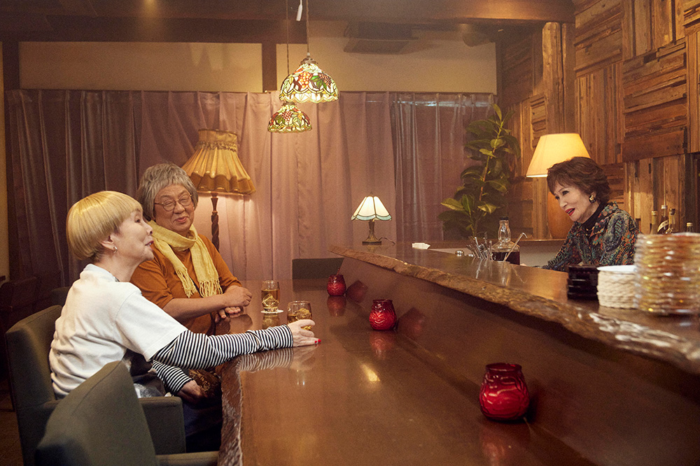 左から土井梅子（研ナオコ）日向松子（梅沢富美男）水谷竹子（浅丘ルリ子）