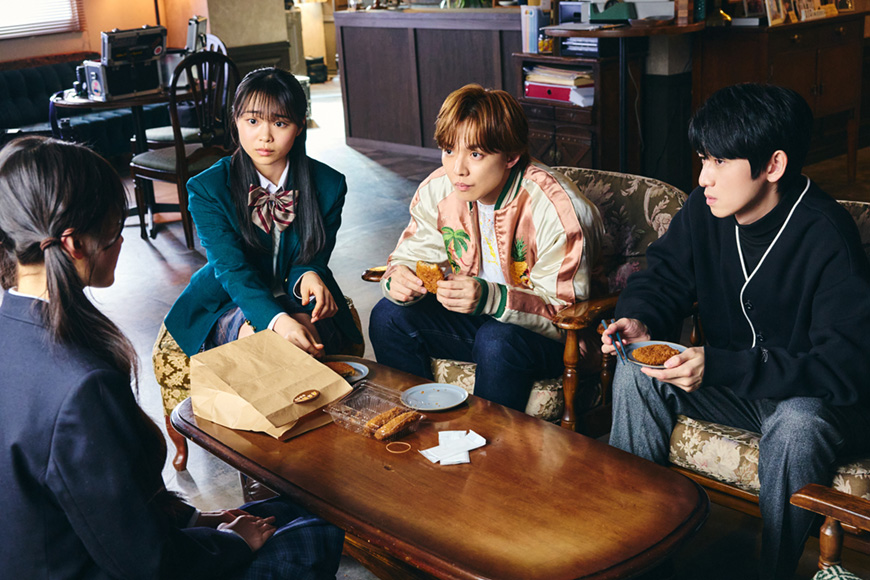 写真(10) 手前 武藤綾乃（桧山ありす）後列 リン(林芽亜里) トキ（佐藤大樹）ヒカル（本郷奏多）