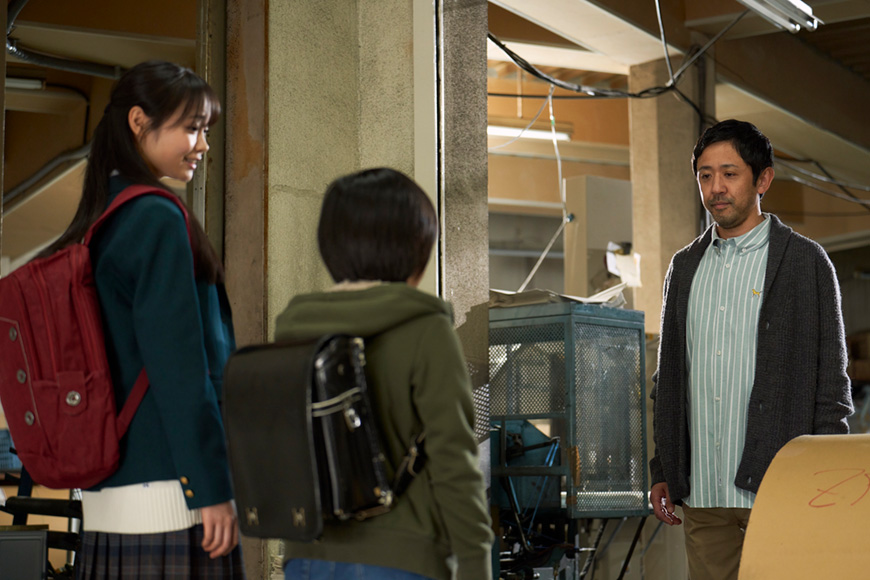 写真(11) リン（林芽亜里）（後ろ姿）平澤賢太（森優理斗）平澤秀司（濱津隆之）