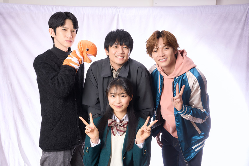 写真(12) オフショット 前列 林芽亜里 後列 本郷奏多 風間俊介 佐藤大樹