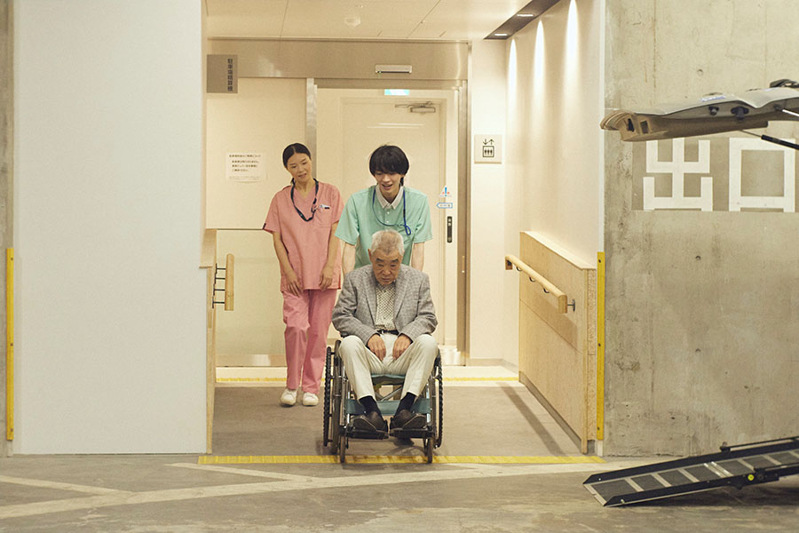 神代大輝（杢代和人）手前　本多伸夫（柄本　明）