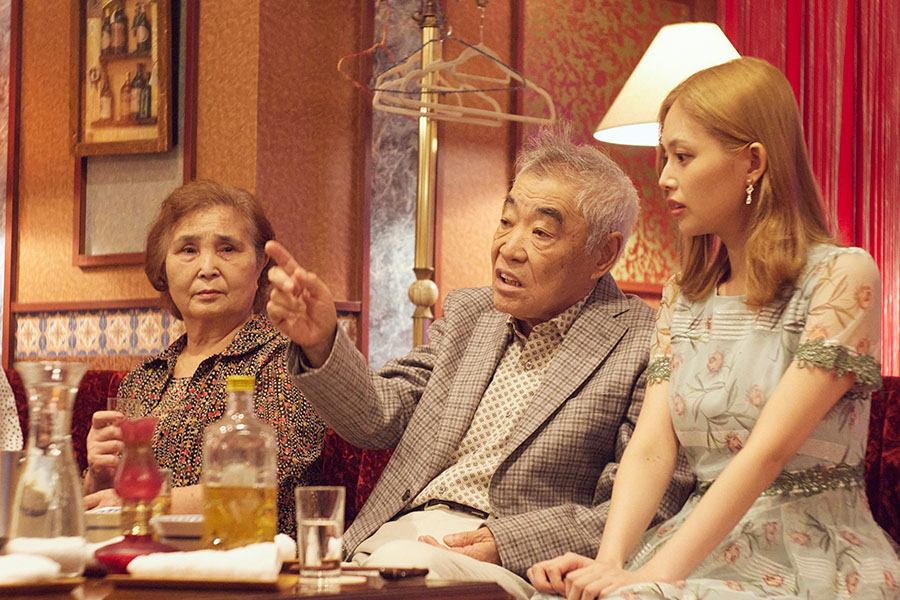 中央　本多伸夫（柄本　明）　内海リラ（森　日菜美）