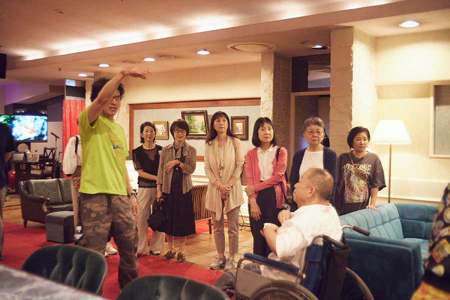 監督から指示を受けるハルメク読者のみなさん