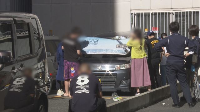 写真ギャラリー 夏日の車内に4時間以上 コイン駐車場で車に 犬2匹放置 警察官がドア開け保護 車で飼ってる の情報も