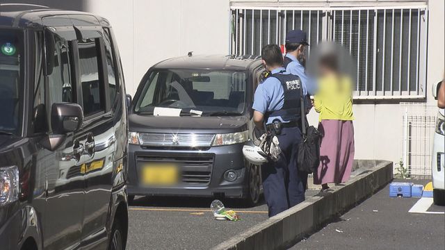 写真ギャラリー 夏日の車内に4時間以上 コイン駐車場で車に 犬2匹放置 警察官がドア開け保護 車で飼ってる の情報も