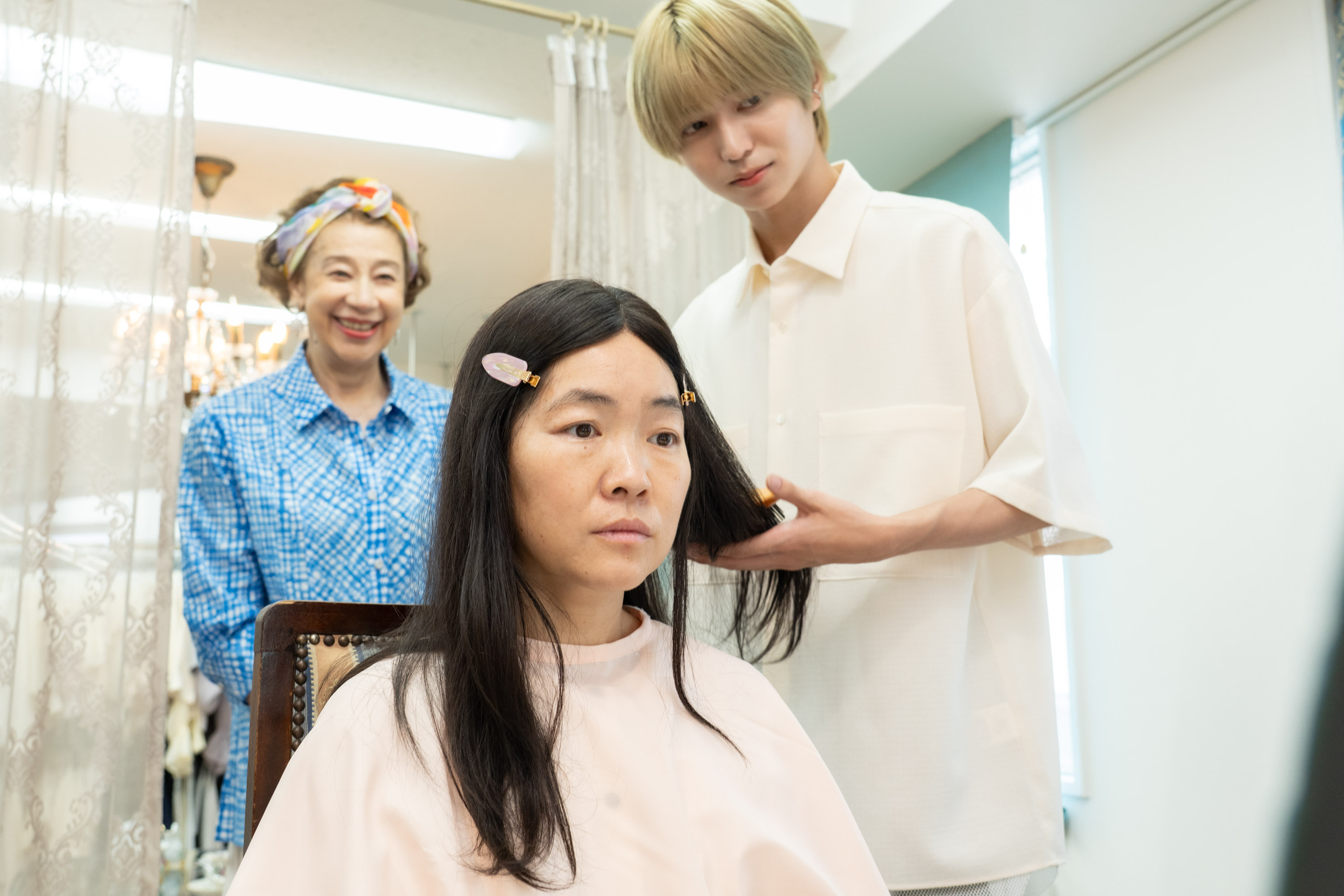 左からニコ・スミス（前田美波里）、田村ウズメ（イモトアヤコ）、鮫島 奏（柴野晃太朗）