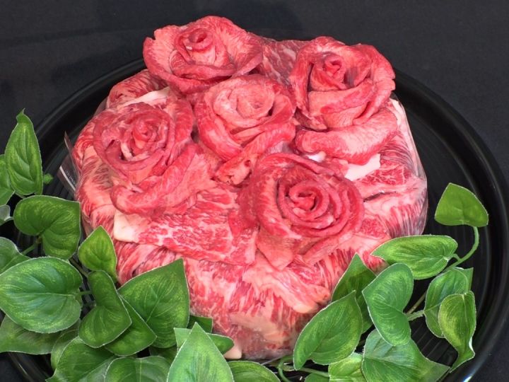 牛肉をバラの形に お値段1万円超 飛騨牛スペシャルセレブ肉ケーキ とは 精肉店が誕生日祝い向けに考案 東海テレビnews 牛肉をバラの形に お値段1万円超 飛騨牛スペシャルセレブ肉ケーキ とは 精肉店が誕生日祝い向けに考案 東海テレビnews