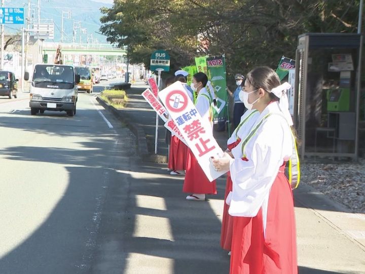 秋の全国交通安全運動に合わせ 神社の巫女や宮司が交通事故防止を呼びかけ 警察 早めのライト点灯等を 東海テレビnews