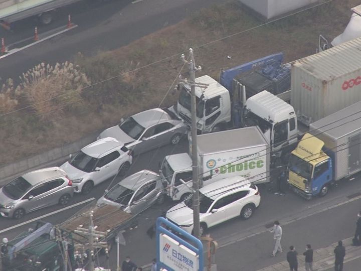 12人が重軽傷 朝の国道で24台が絡む玉突き事故 渋滞最後尾の車に大型トレーラー突っ込む 東海テレビnews