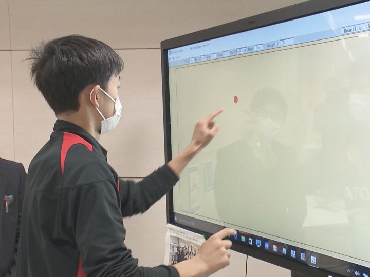 動体視力や瞬間視等の能力をチェック 名古屋グランパスu 13のアカデミー生が視力検査 10項目を確認 東海テレビnews