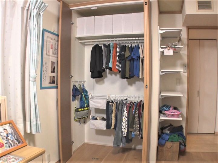 100円ショップのつっぱり棒でクローゼットもスッキリ…プロの整理収納