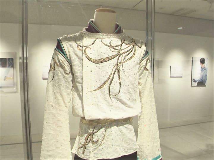 ファンが次々と“爆買い”…『羽生結弦展』名古屋で始まる 実際に着用した衣装などを前に感極まるファンも | 東海テレビNEWS