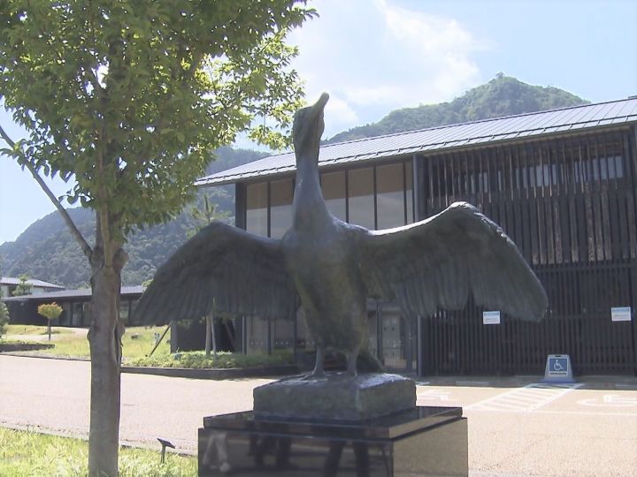 1966年に 誕生 旧岐阜市役所の 鵜の銅像 長良川うかいミュージアムに移設 鵜匠らが参加し除幕式 東海テレビnews 1966年に 誕生 旧岐阜市役所の 鵜の銅像 長良川うかいミュージアムに移設 鵜匠らが参加し除幕式 東海テレビnews