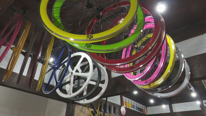 壁一面にカラフルなサドル…自転車の“オーダーメイドショップ