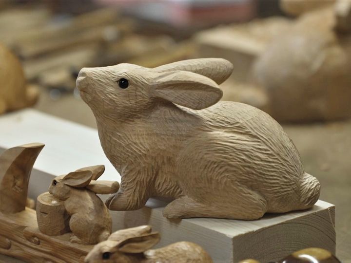 月から飛び出す様子のウサギも…『一位一刀彫』来年の干支・卯の置物