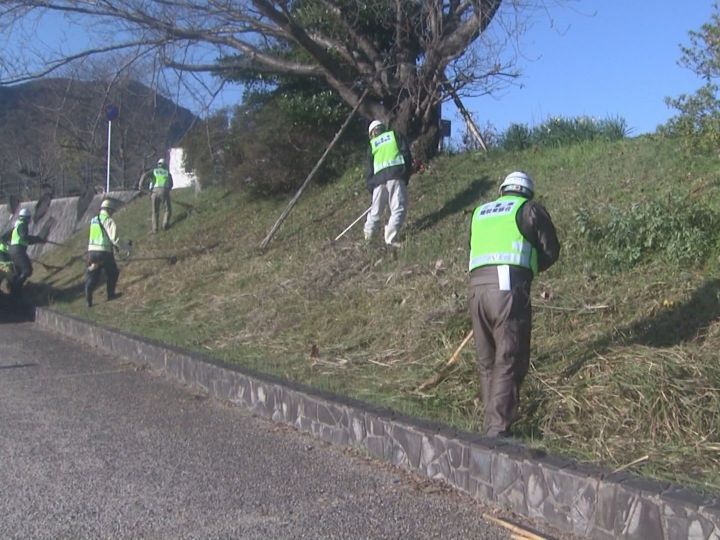 伊勢神宮には年末年始多くの人…伊勢市の五十鈴川で恒例の大掃除 伊勢神宮には年末年始多くの人…伊勢市の五十鈴川で恒例の大掃除