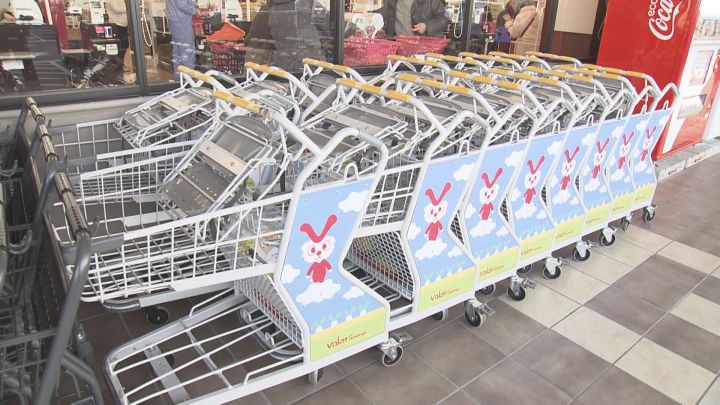 スーパーで“順番待ち”の人気…4-6歳児が立って乗れる買い物カート 製造