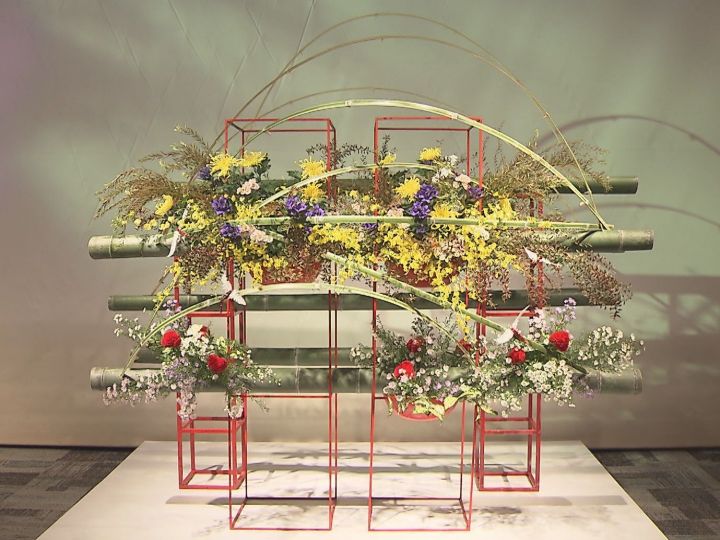 彫刻との展示でより立体的に…名古屋の生け花の流派「石田流」の芸術展 