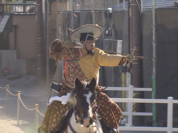 多度大社で5年ぶりに『流鏑馬祭』長さ300mの馬場を鎌倉時代の狩装束姿