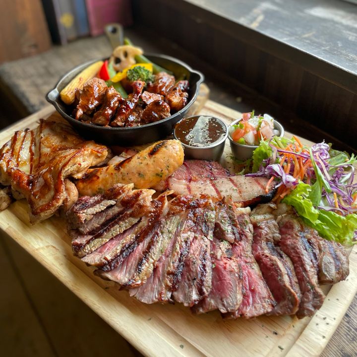 名古屋でスポーツ観戦と肉料理が楽しめるレストランバー『The Hungry Moose』