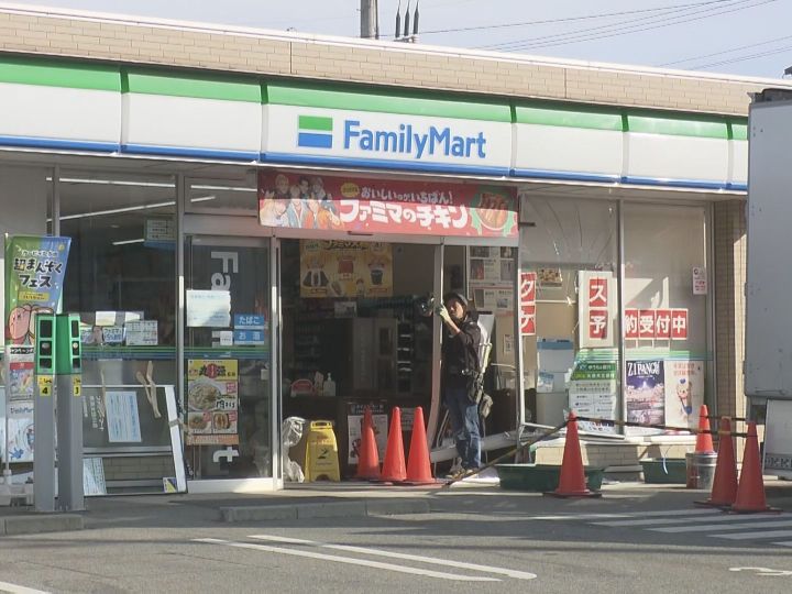 58歳運転手「踏み間違えた」朝のコンビニに車が突っ込み店内にいた客が