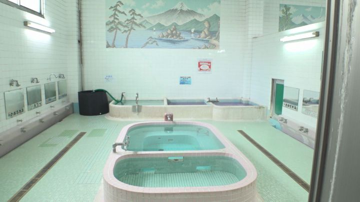 レトロ　風呂 タイル　銭湯　昭和レトロ　物入 山口県】磨き込まれたタイルに歴史あり。番台の向こうに昭和が香る