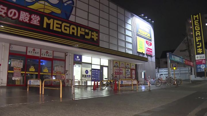クリスマスイブにドンキで化粧品万引きし店員に車ぶつけて逃走か 46歳無職の女を逮捕「そのような事はしていない」 | 東海テレビNEWS