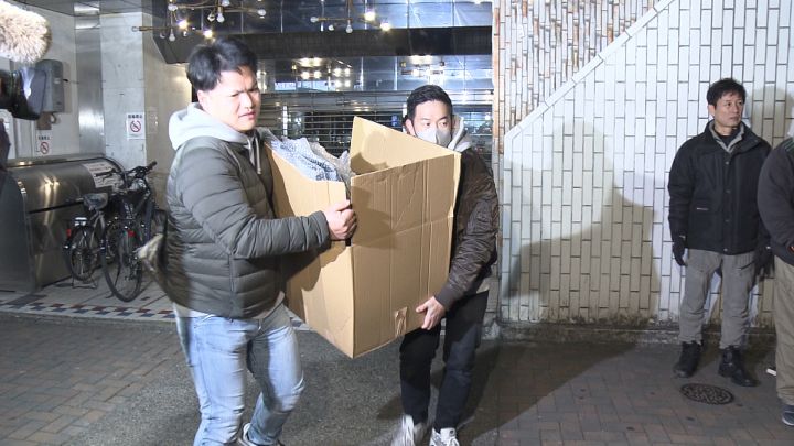 客の男6人も現行犯で…インターネットカジノ店摘発 バカラ賭博をした容疑で男女4人を逮捕 現金580万円など押収