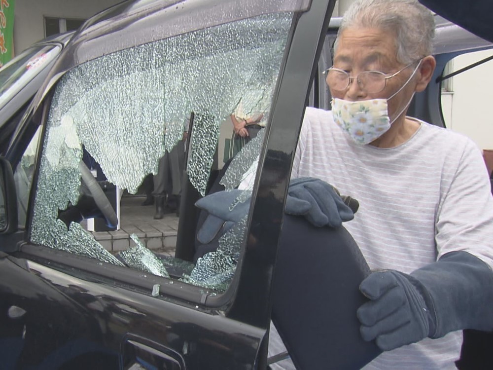 77歳女性も窓ガラスを 簡単に割れる 車水没時の脱出方法は 車内にある アレ を使って警察官が伝授 東海テレビnews