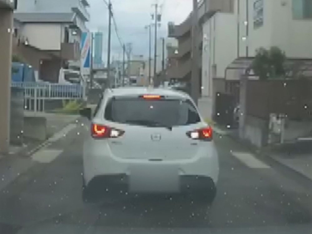 突然迫ってくる前の車…