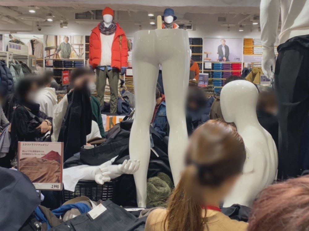 マネキン折られ床にはガラス散乱 ユニクロでジル サンダーのコラボ商品に客殺到し一時パニックに 東海テレビnews マネキン折られ床にはガラス散乱 ユニクロでジル サンダーのコラボ商品に客殺到し一時パニックに 東海テレビnews
