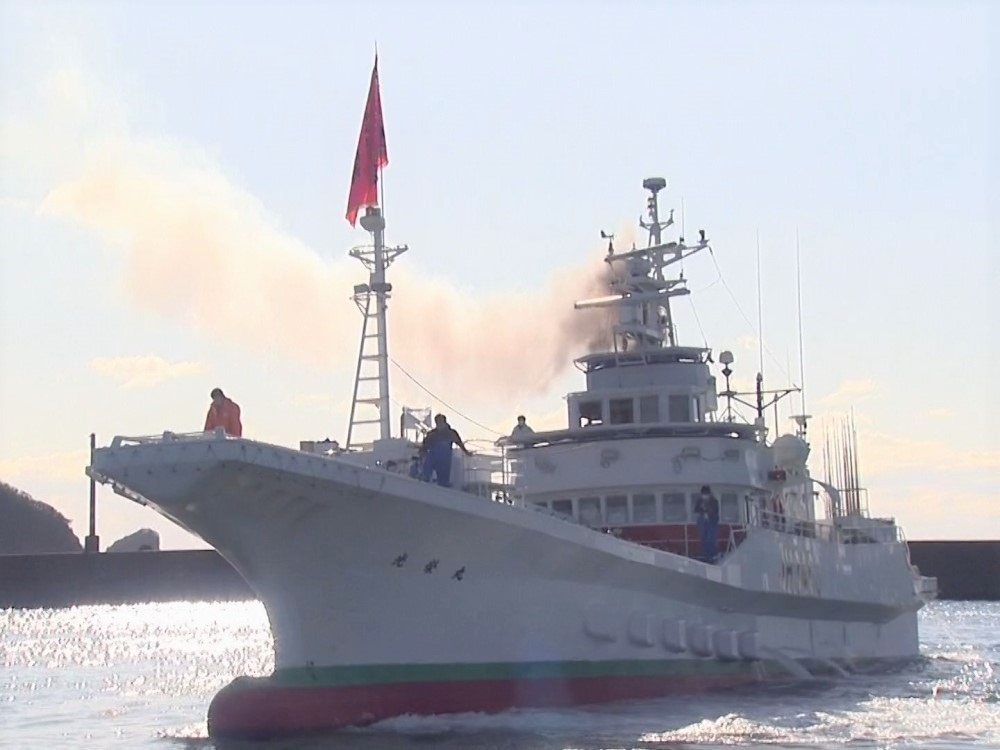 大漁旗掲げて カツオの一本釣り漁船が出港 硫黄島南東に向かい小笠原周辺経て三陸沖へ 三重 紀北町 東海テレビnews