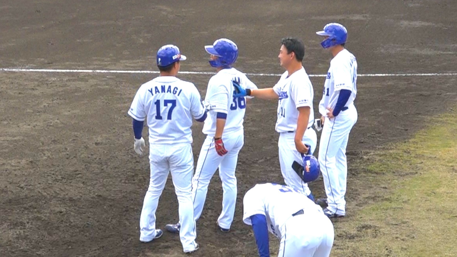 仲の良さ目撃され照れる中日投手陣 遠慮がちな岡野の背中を物理的に押す柳と小笠原 シート打撃の一コマ 東海テレビnews