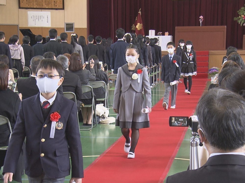 保護者は1家庭2人まで 小学校で卒業式 コロナの影響で在校生等の出席なし 卒業生 可能性信じて進む 東海テレビnews