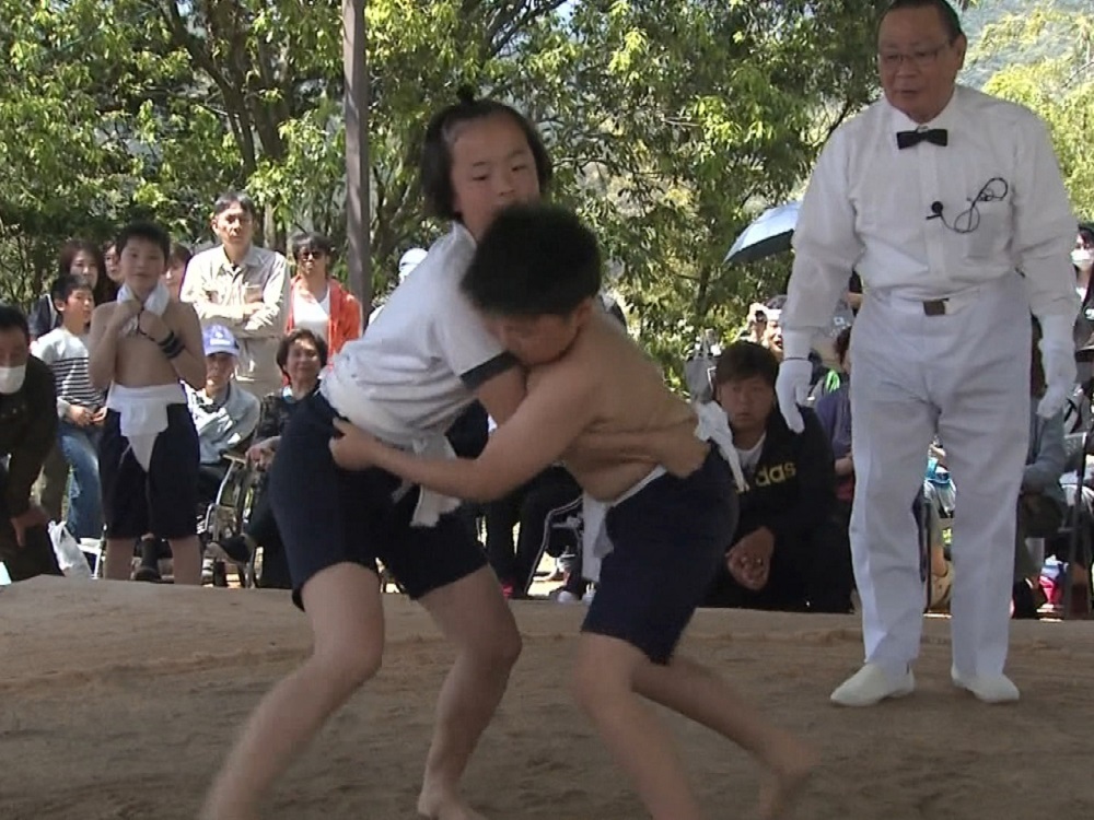 ちびっこ相撲 体操服にまわし姿の小学生力士が元気よくぶつかり合う 三重 尾鷲市 東海テレビnews
